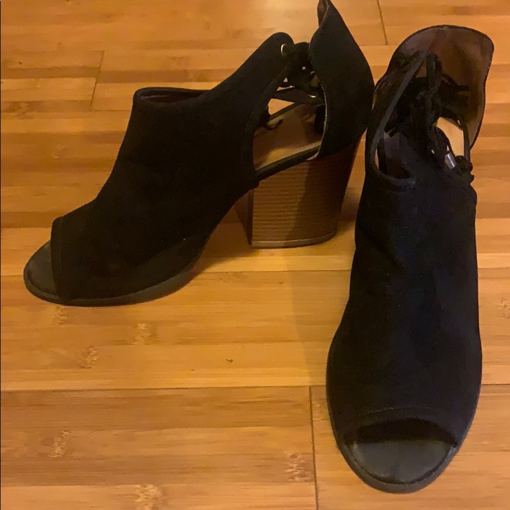 Peep toe block heel